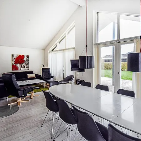4 Bedroom Beautiful In Rudkobing Ferienhaus Spodsbjerg
